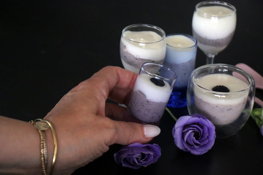 קינוחי כוסות מוס גבינה ואוכמניות