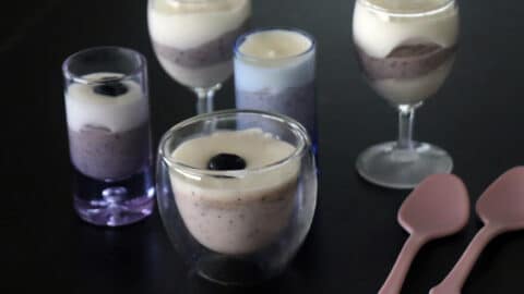 קינוחי כוסות מוס גבינה ואוכמניות