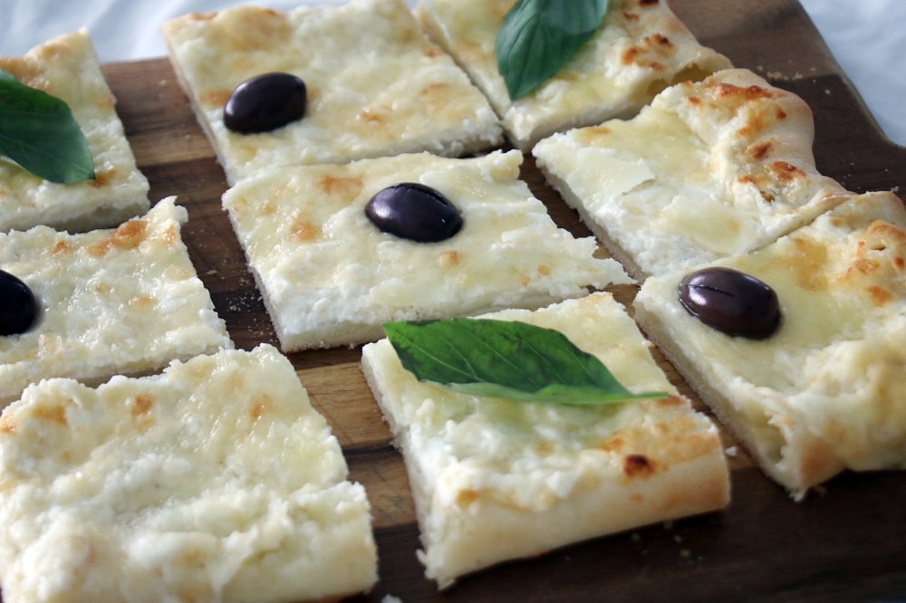 מתכון לפיצה צ'יזי קראסט לבנה