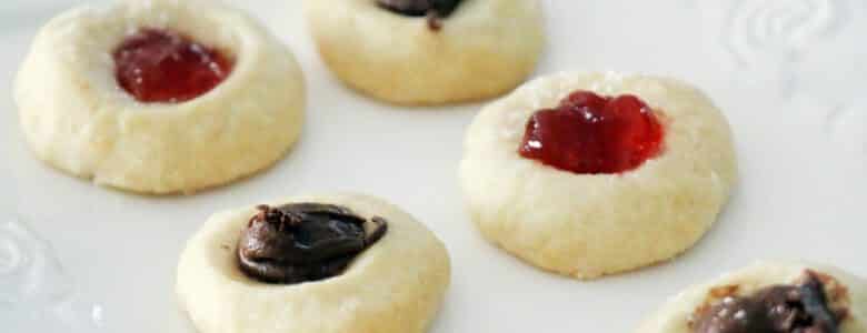 עוגיות טביעות אצבע ממולאות בשוקולד וריבה