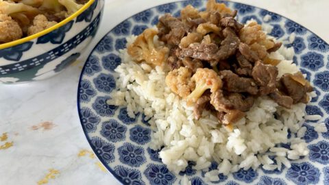 סינטה מוקפץ עם כרובית בנוסח אסייתי