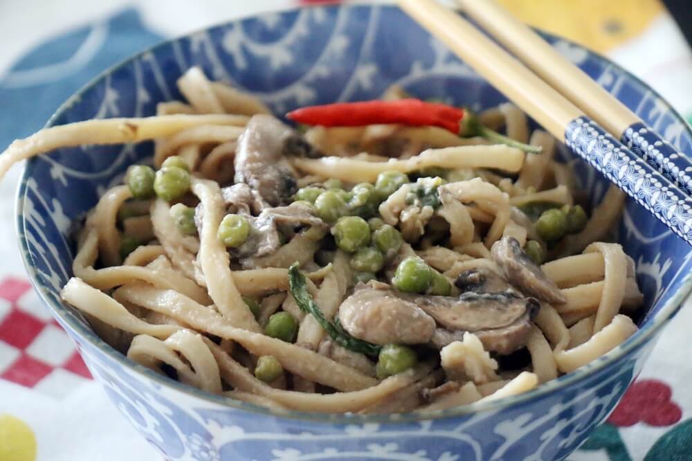 נודלס עם חמאת בוטנים וירקות