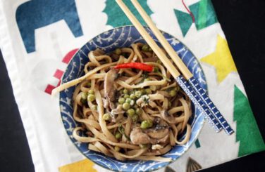 נודלס עם חמאת בוטנים וירקות