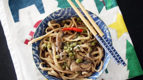 נודלס עם חמאת בוטנים וירקות