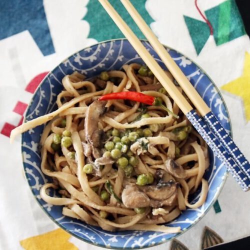 נודלס עם חמאת בוטנים וירקות