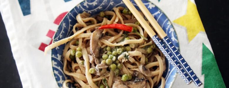 נודלס עם חמאת בוטנים וירקות