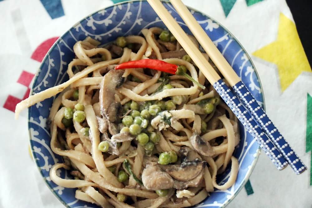 נודלס עם חמאת בוטנים וירקות