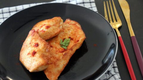 חזה עוף אדום אש על מחבת