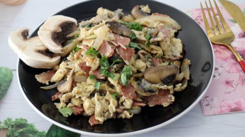 ביצים מקושקשות עם נקניק ופטריות