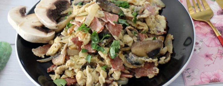 ביצים מקושקשות עם נקניק ופטריות