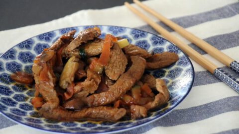 נתחי סינטה ברוטב אסייתי עם ירקות