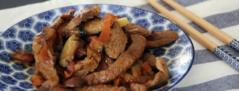 נתחי סינטה ברוטב אסייתי עם ירקות