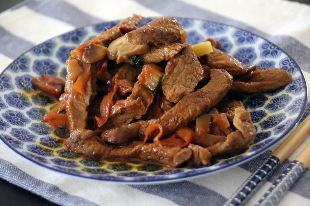 נתחי סינטה ברוטב אסייתי עם ירקות