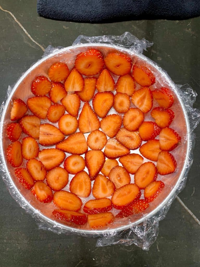 עוגת בומב תותים עם מוס גבינה