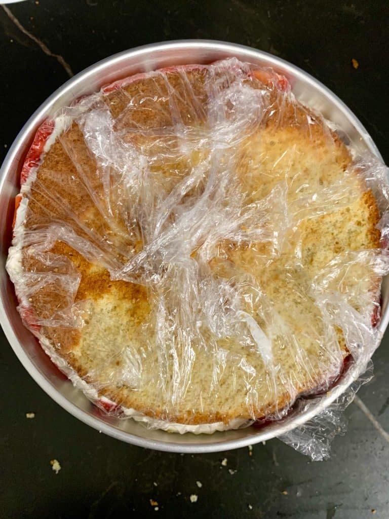 עוגת בומב תותים עם מוס גבינה