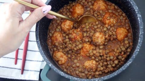 עדשים עם קציצות עוף ברוטב עגבניות