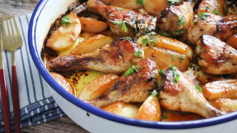 עוף ותפוחי אדמה בתנור עם דבש וסויה