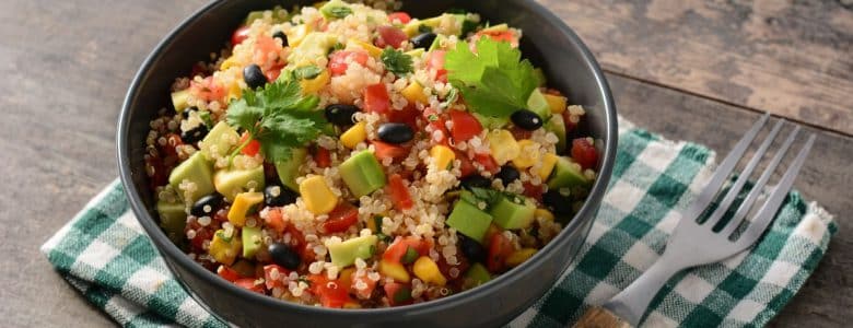 סלט קינואה מקסיקני עם תירס