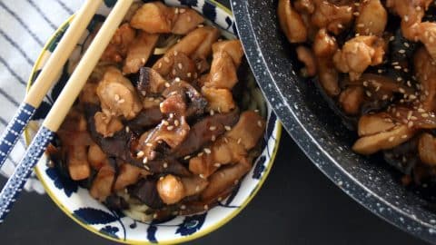 פרגיות מוקפצות עם פטריות ברוטב אסייתי