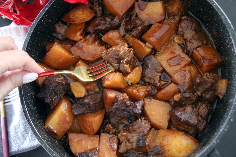 קוביות בשר בקר עם תפוחי אדמה