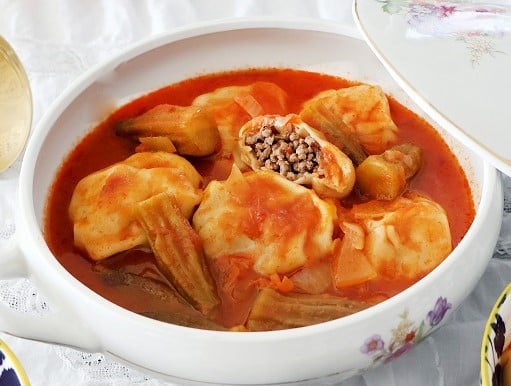 מרק במיה וכיסוני בשר