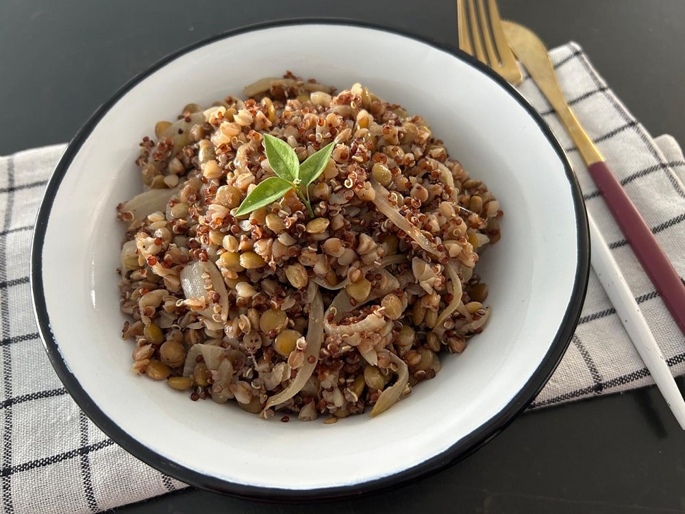 מג'דרה עדשים קינואה וכוסמת