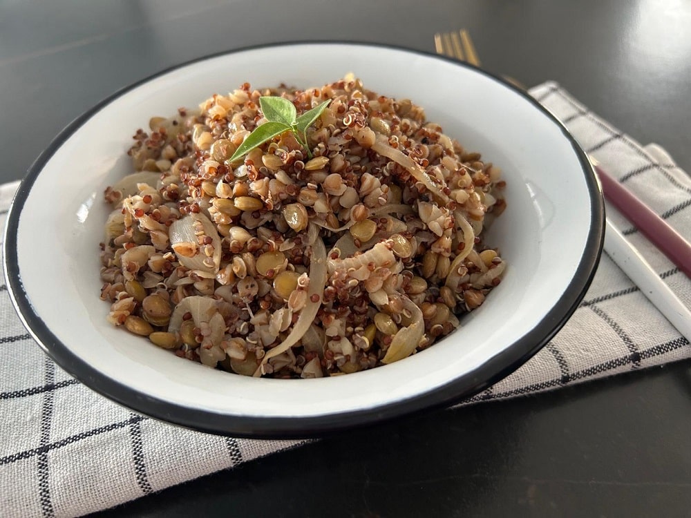 מג'דרה עדשים קינואה וכוסמת