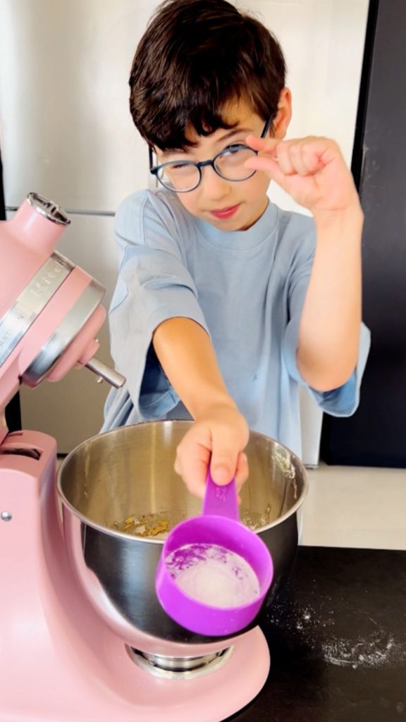 עוגיות שוקולד צ'יפס וסוכריות עדשים