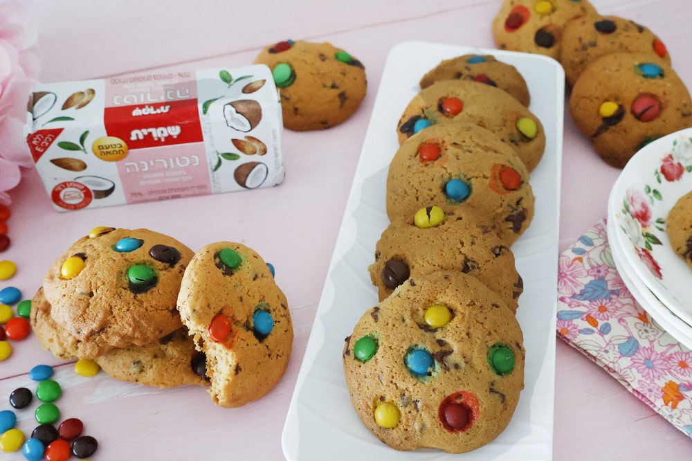 עוגיות שוקולד צ'יפס וסוכריות עדשים