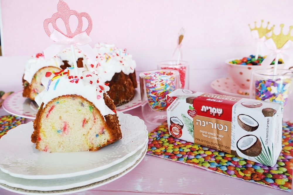 עוגת וניל עם סוכריות צבעוניות