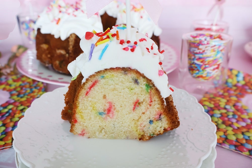 עוגת וניל עם סוכריות צבעוניות