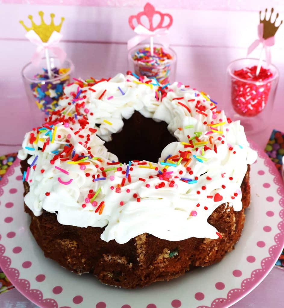 עוגת וניל עם סוכריות צבעוניות