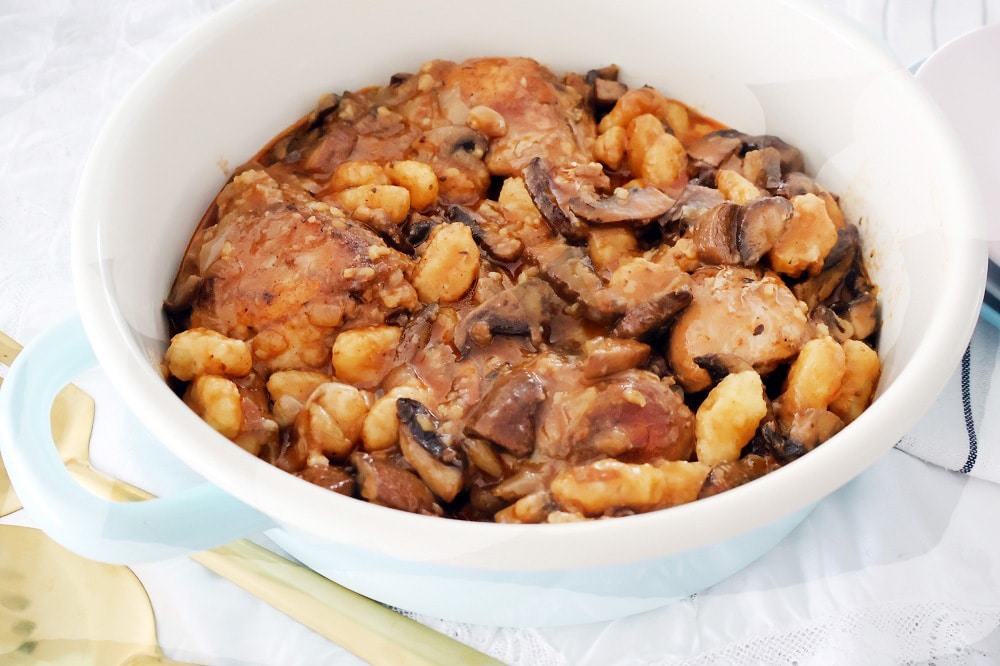 עוף עם ניוקי ופטריות בסיר אחד