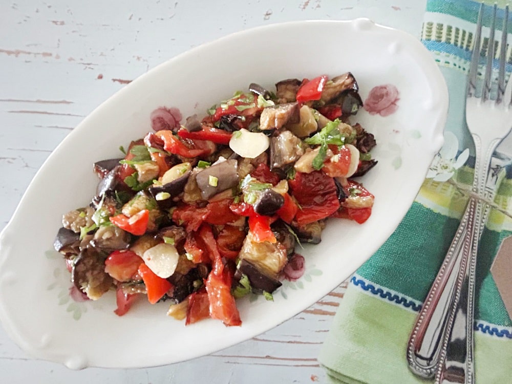 סלט חצילים וגמבה שמכינים בנינג'ה