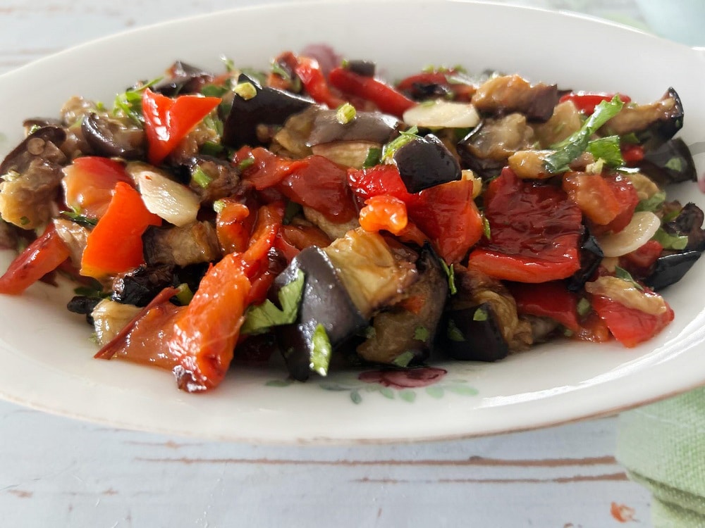 סלט חצילים וגמבה שמכינים בנינג'ה