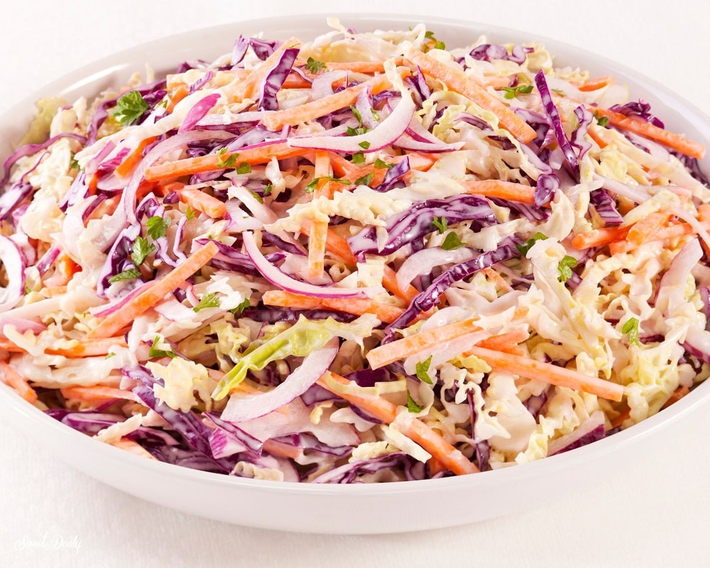 סלט כרוב בשלושה צבעים