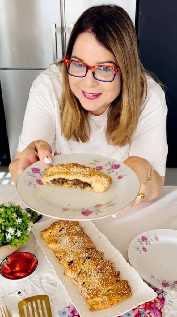 חלת בשר עם צנוברים בצק עלים