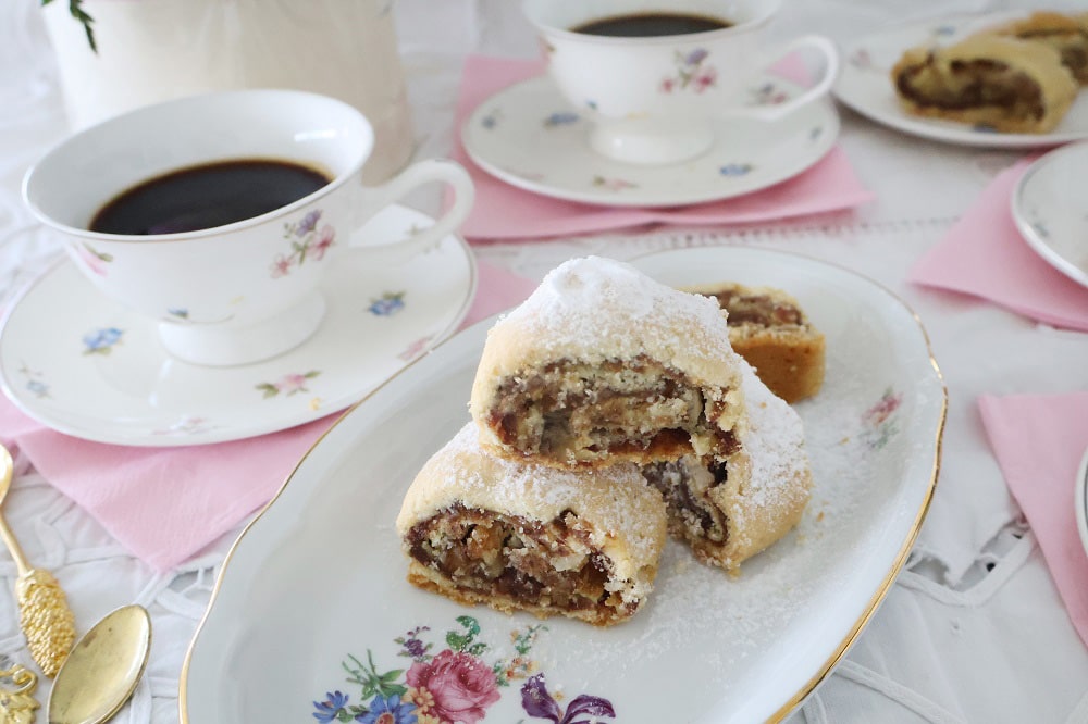 עוגיות מגולגלות תמרים ואגוזים