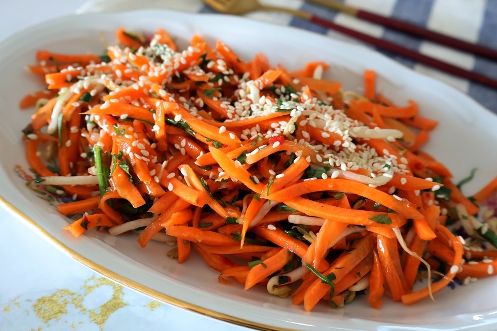 סלט גזר עם נבטים חריף אסייתי