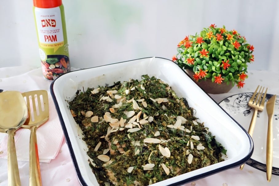 סלמון עם תרד ועשבי תיבול