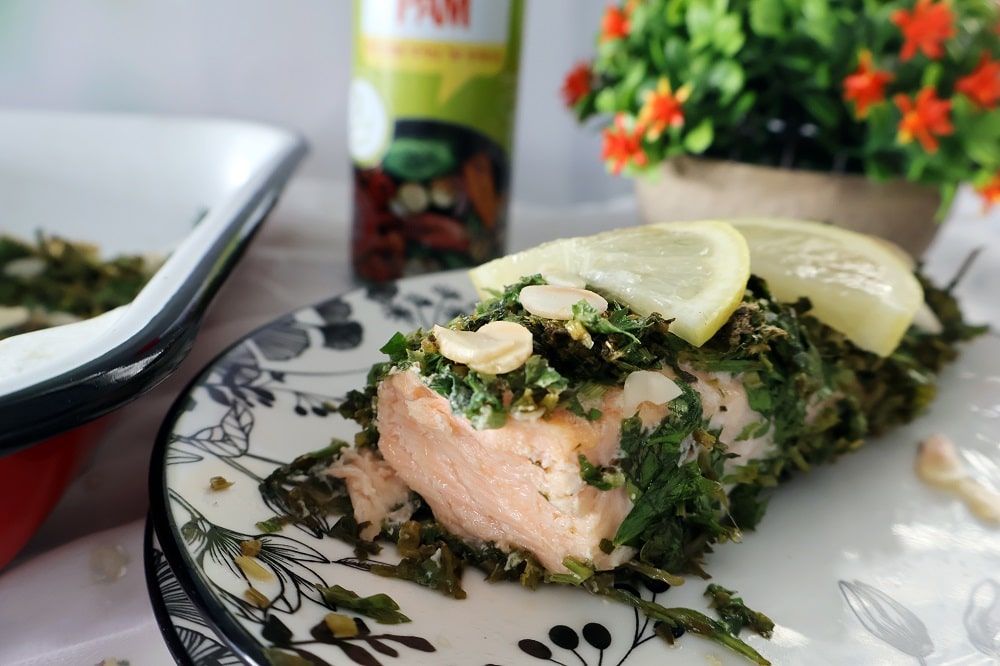 סלמון עם תרד ועשבי תיבול