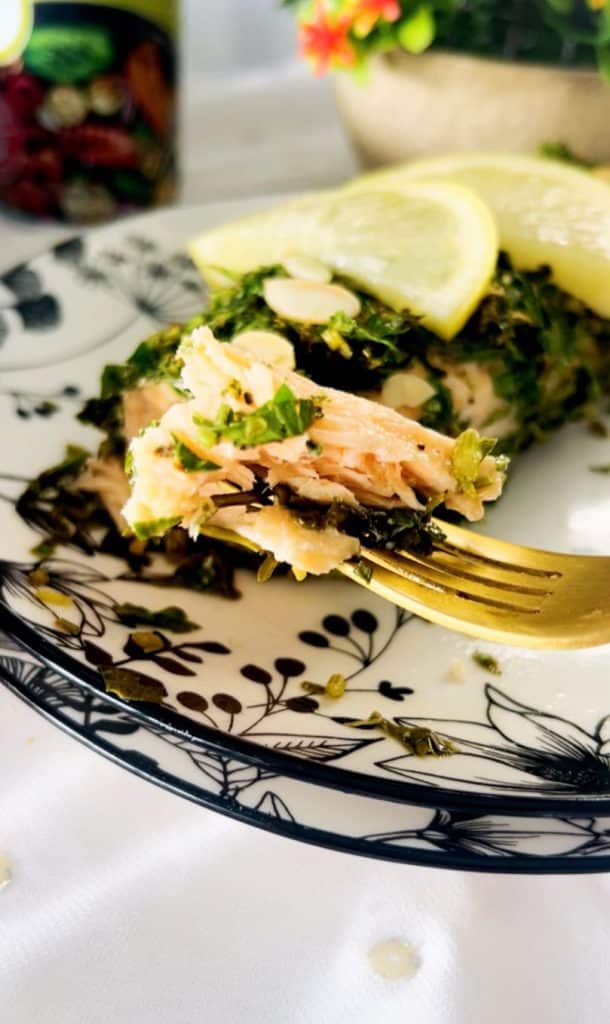 סלמון עם תרד ועשבי תיבול