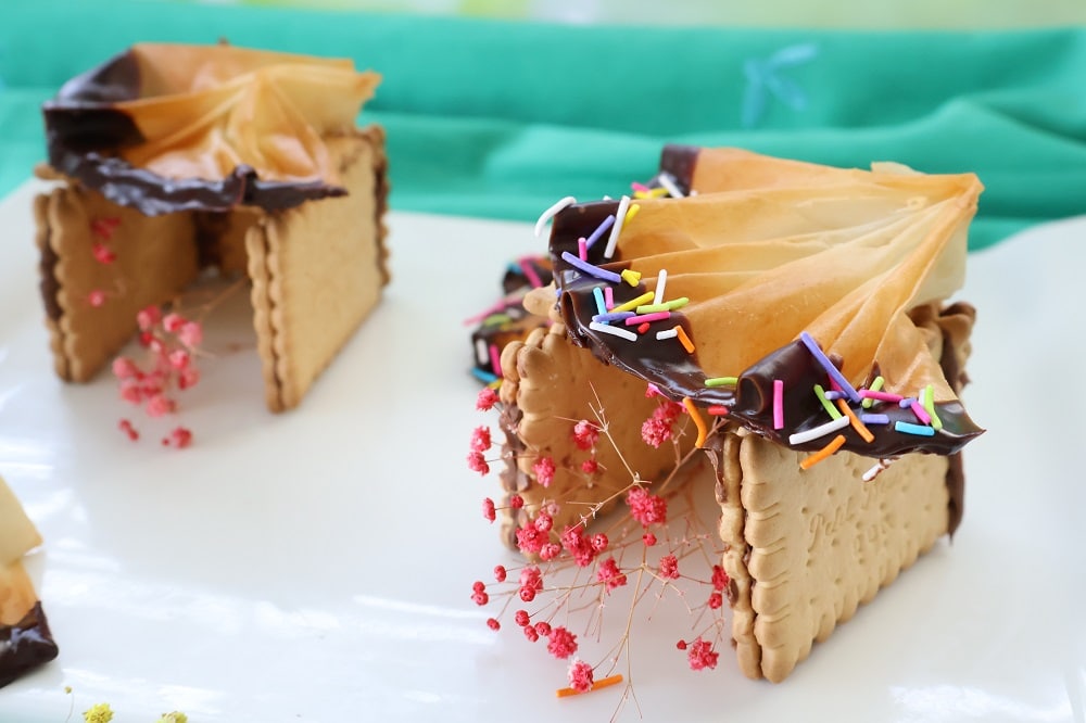 סוכה מתוקה שמכינים מביסקוויטים