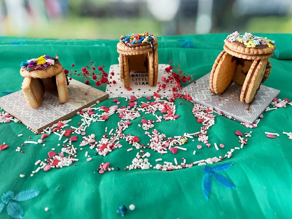 סוכה מתוקה שמכינים מביסקוויטים