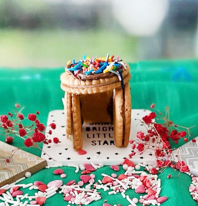 סוכה מתוקה שמכינים מביסקוויטים