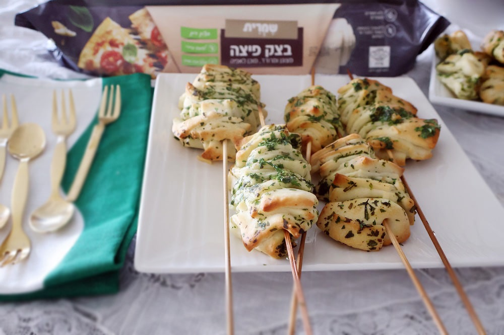 שיפודי בצק פיצה ועשבי תיבול