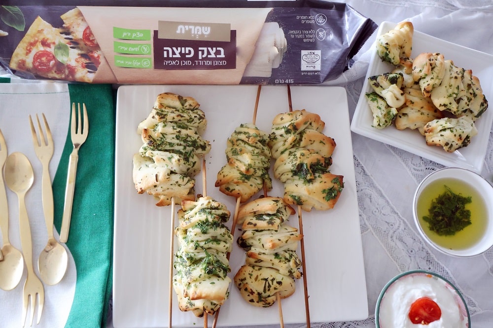 שיפודי בצק פיצה ועשבי תיבול