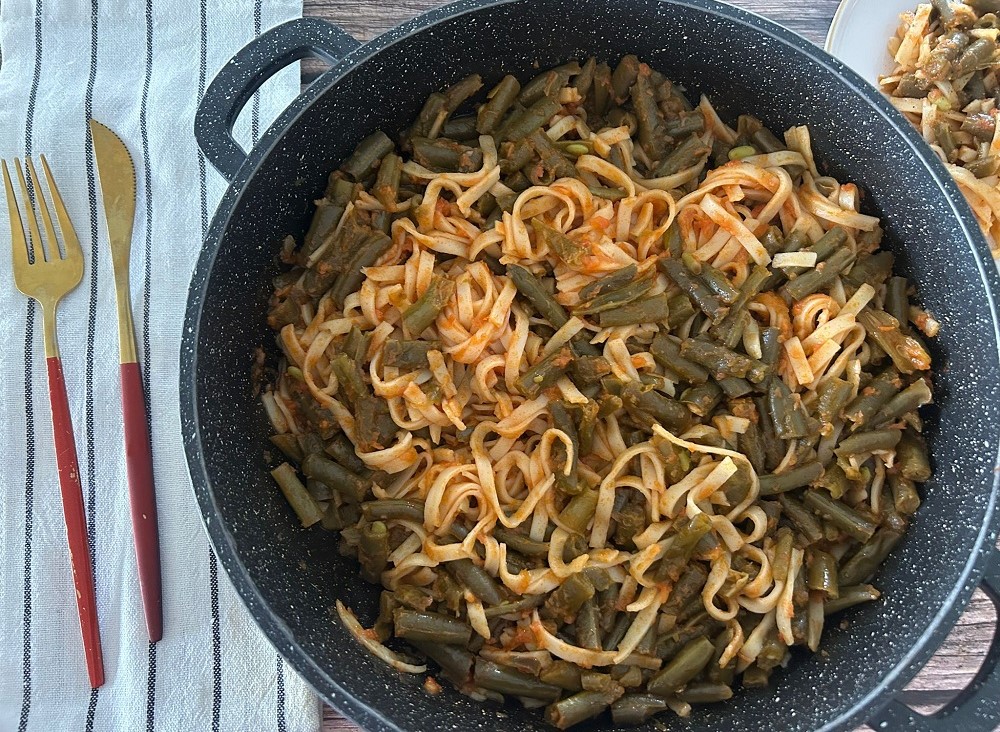 שעועית ירוקה ונודלס ברוטב עגבניות