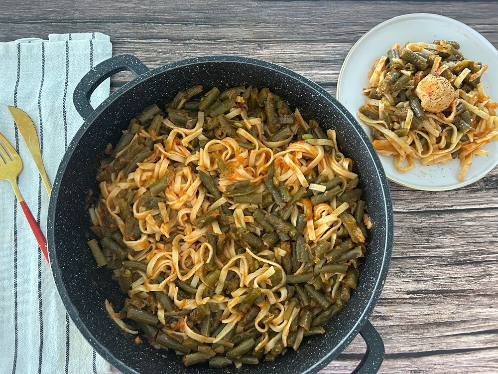 שעועית ירוקה ונודלס ברוטב עגבניות