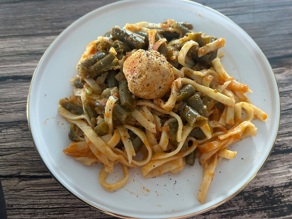 שעועית ירוקה ונודלס ברוטב עגבניות